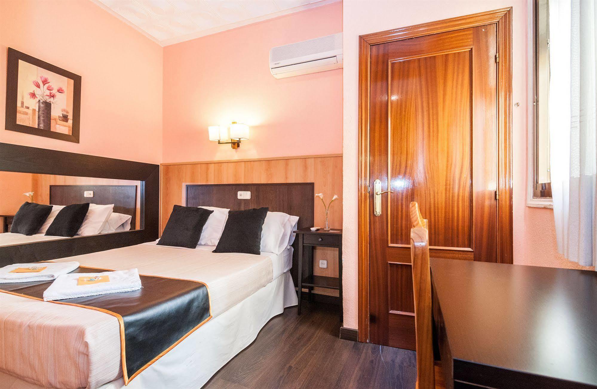 Hostal Gallardo Madrid Exterior photo